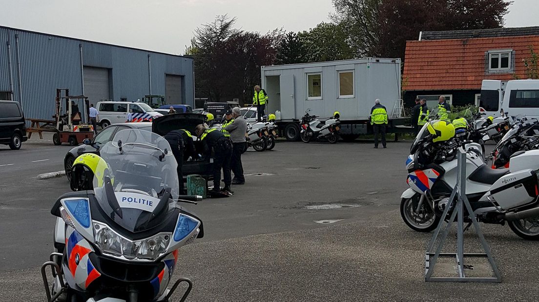 De politie verzamelde voertuigen bij café De Boer