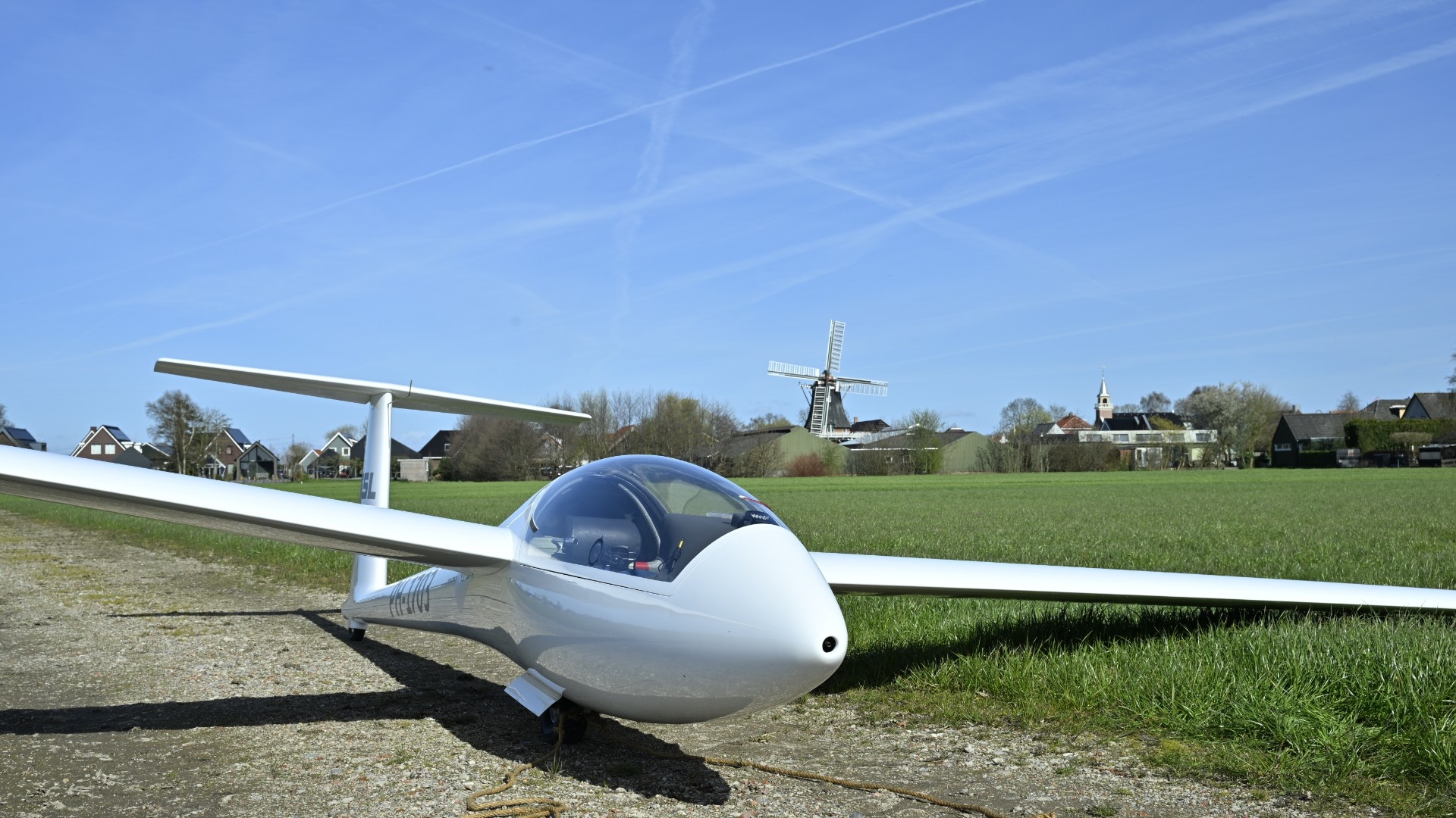 112-nieuws: Zweefvliegtuig moet buitenlanding maken in Overschild • Automobilist raakt van de weg in Oldehove