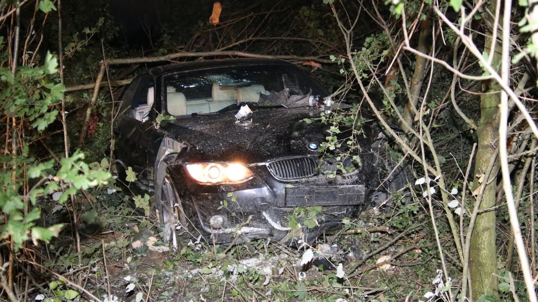 Auto raakt van A58 en komt in bossen terecht