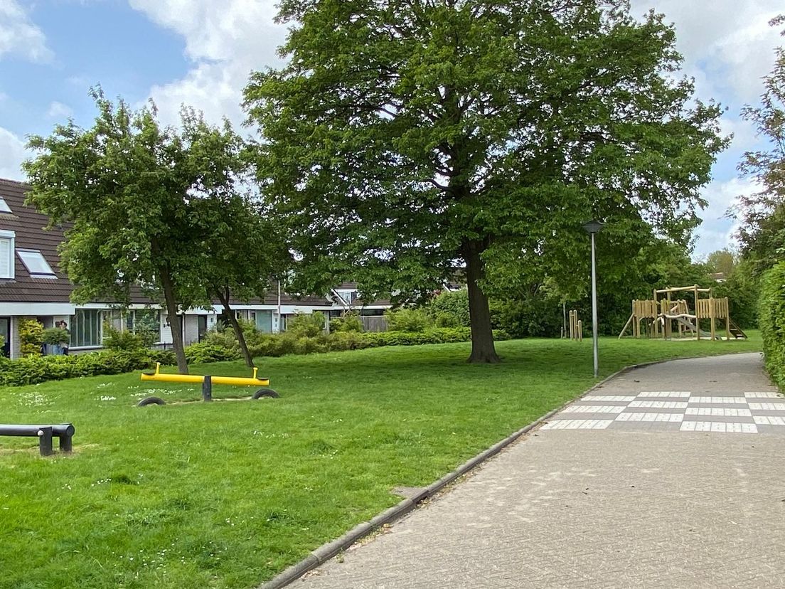 Het grasveldje met speeltoestellen naast het Kasteelpad in Hellevoetsluis