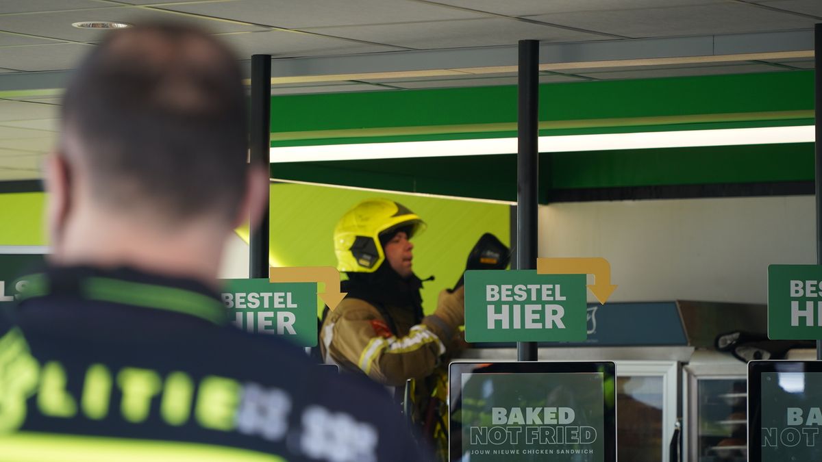 Brand bij broodjeszaak in Venray: vrijwillige brandweerman blust vuur