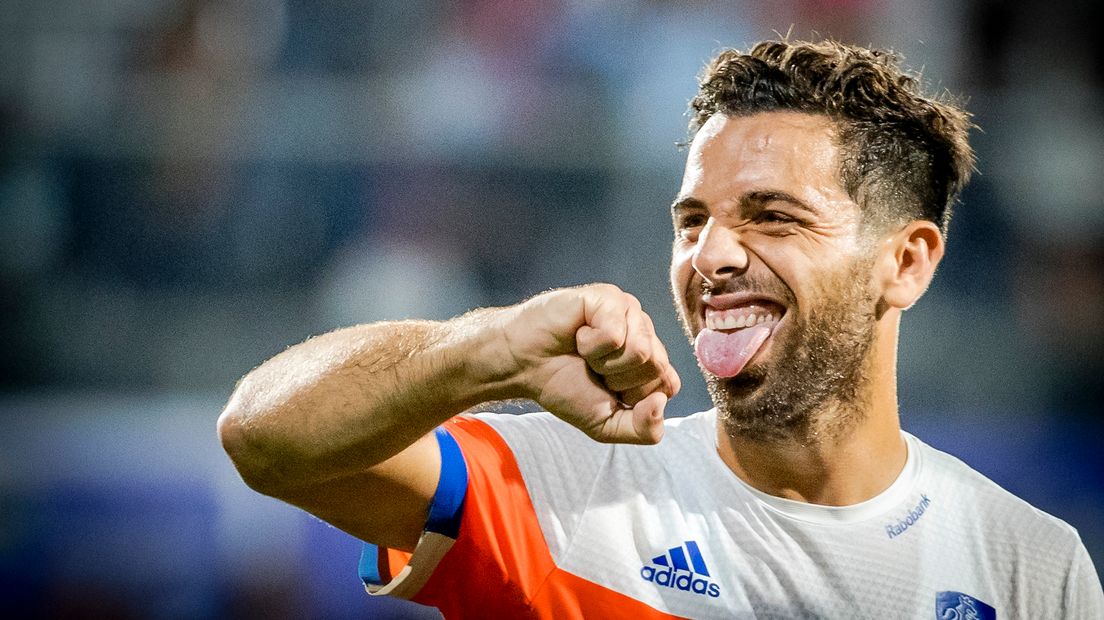 De Nederlandse hockeyers hebben zich als poulewinnaar geplaatst voor de halve finales van de EK in Amsterdam. Oranje versloeg Oostenrijk met 6-0. Dat was voldoende voor de eindzege, op doelsaldo, in groep A.