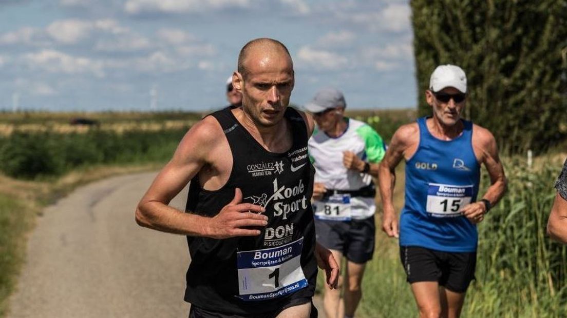 Erwin Harmes in actie tijdens de 15 van Wolphaartsdijk