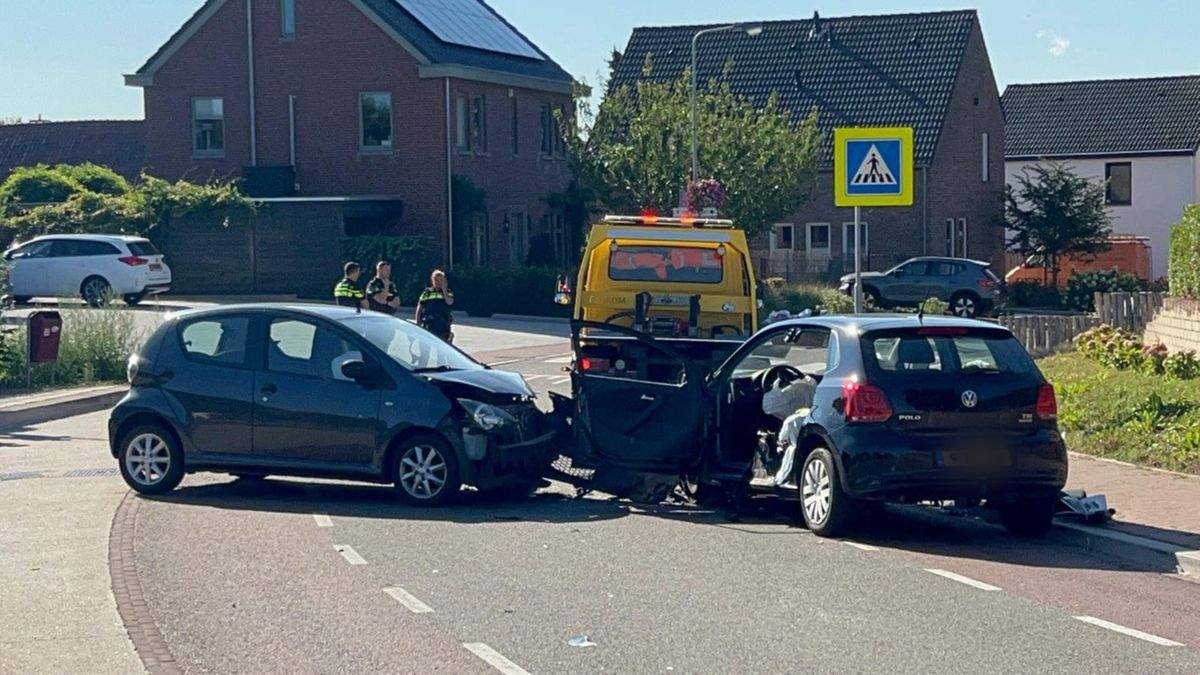 Eén gewonde bij frontale botsing in Sint Geertruid