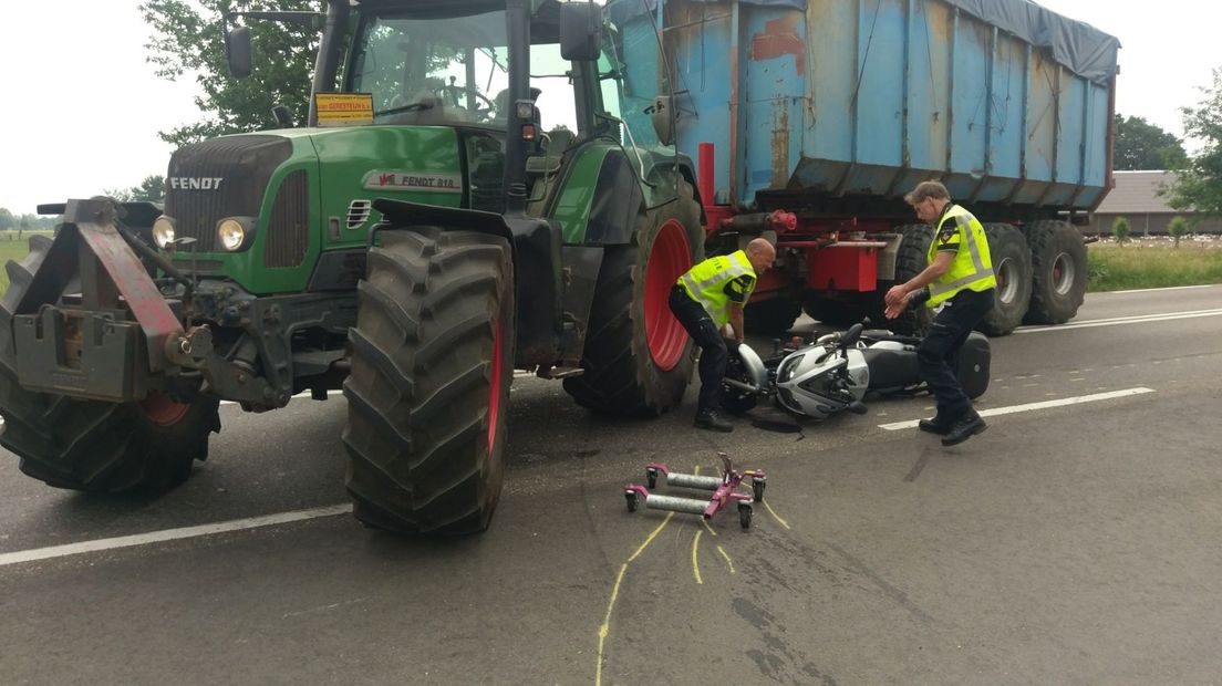 Op de Valkseweg in Barneveld is zaterdag een ernstige aanrijding gebeurd tussen een motorrijder en een tractor.