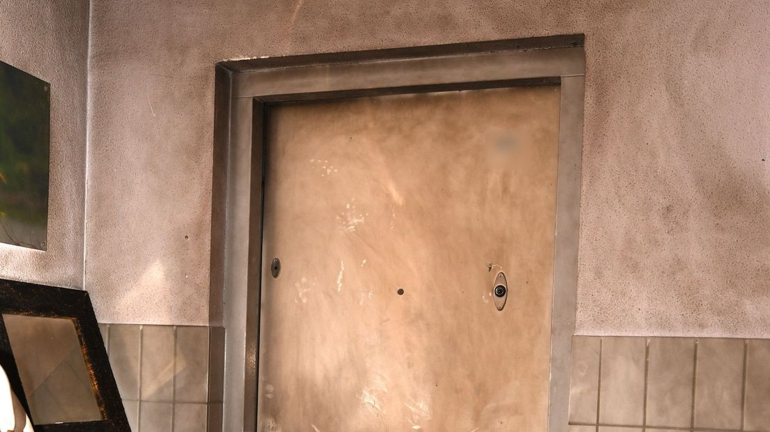 De muur en deur zijn zwartgeblakerd