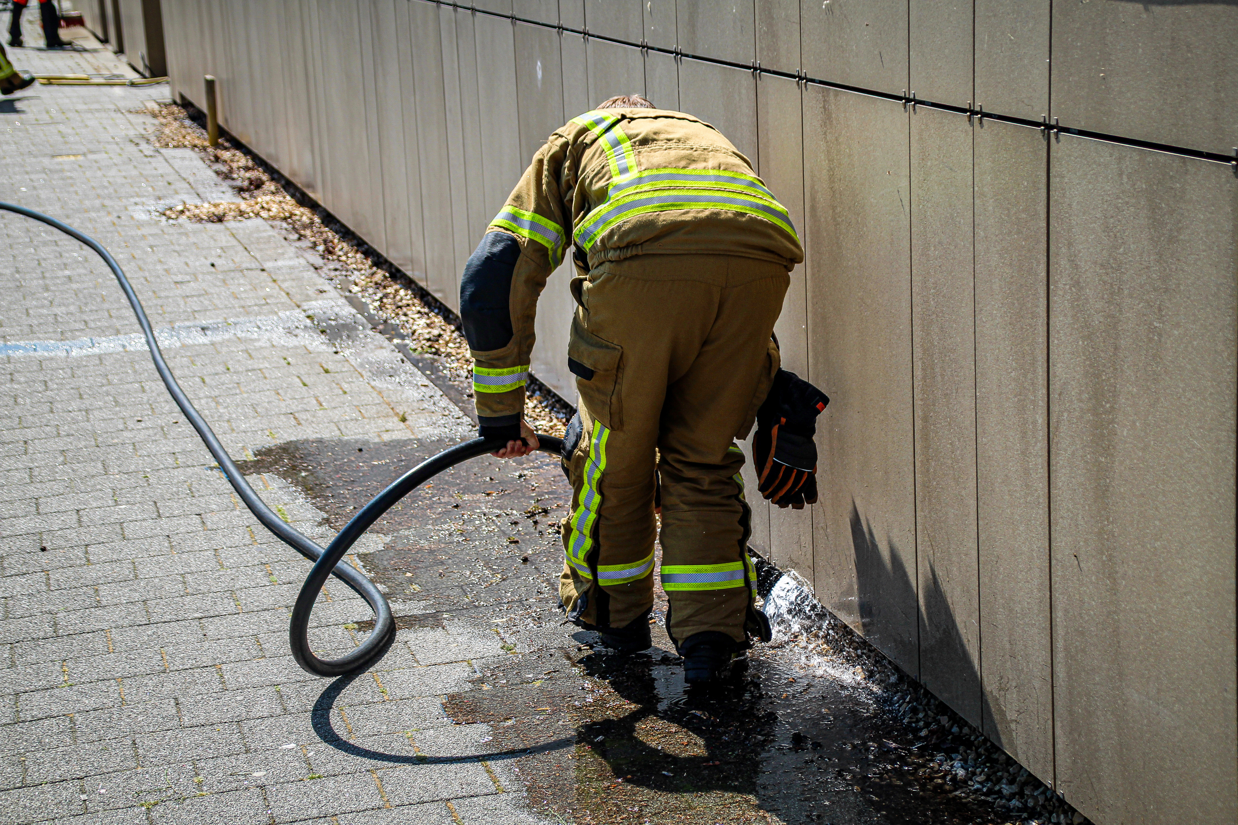 De brand ontstond door het wegbranden van onkruid.