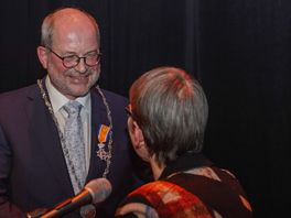 Burgemeester Loohuis bij afscheid geëerd met koninklijke onderscheiding