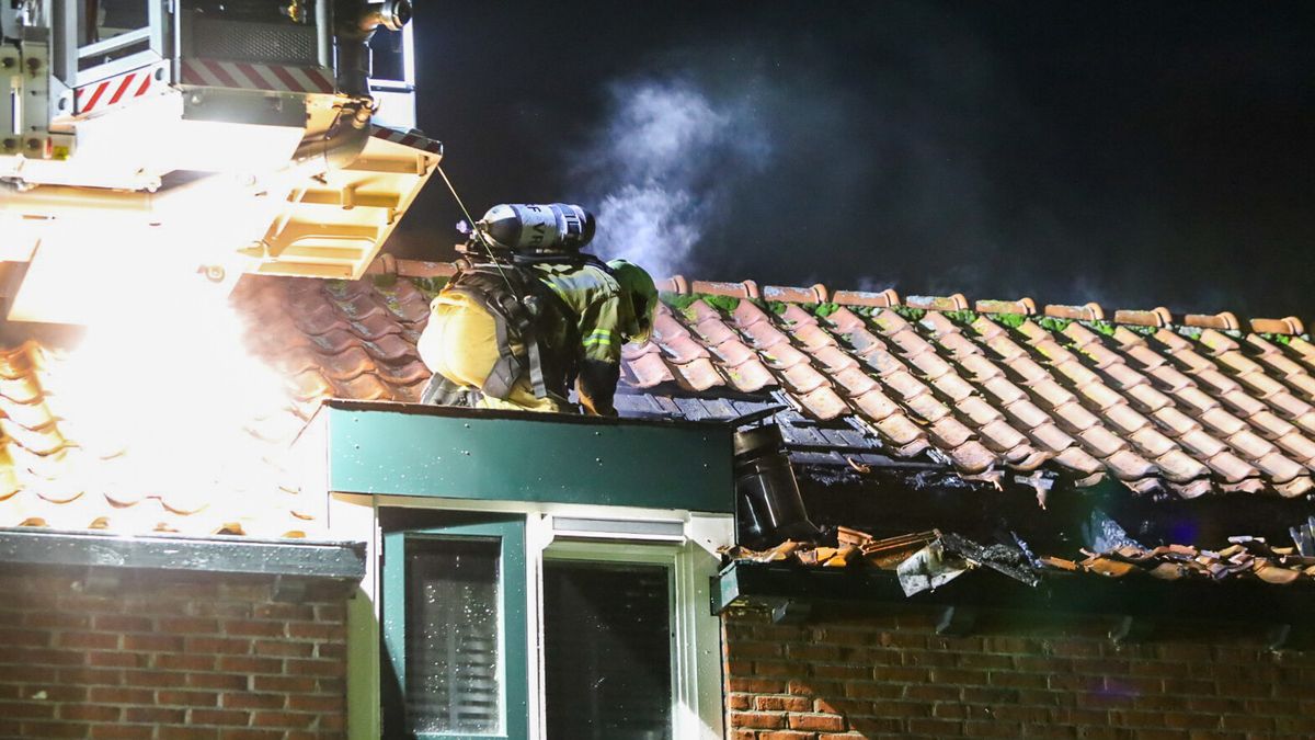 Uitslaande schoorsteenbrand richt forse schade aan in Oudega