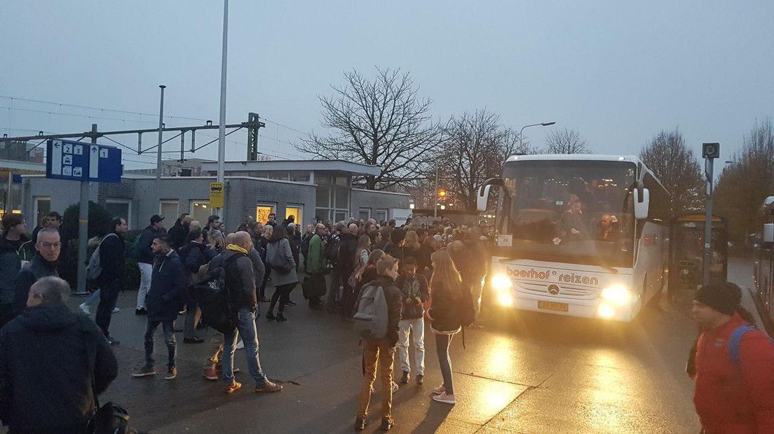 Op station Meppel is grote drukte ontstaan doordat de treinen niet rijden (Rechten: Persbureau Meter)