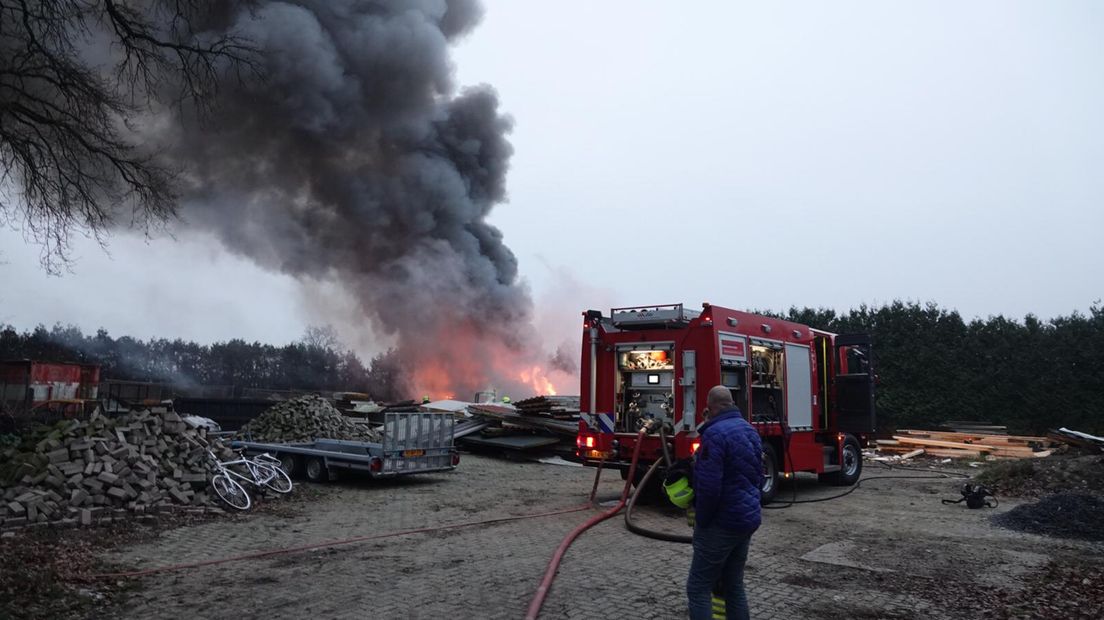 Een forse brand in Ederveen veroorzaakte vrijdagmiddag veel rook en trok veel kijkers. Mogelijk was vuurwerk de oorzaak van de brand.