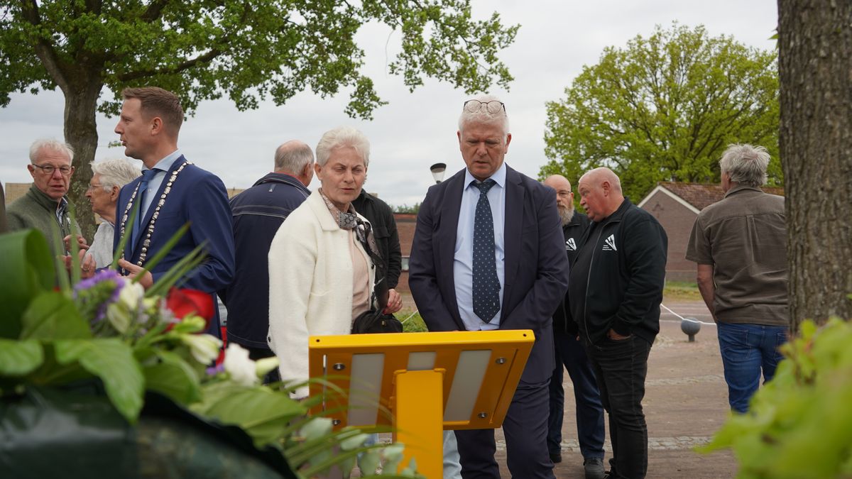 Informatiepaneel neergestorte bommenwerper onthuld in Darp: 'Zo krijgt de geschiedenis zijn eigen ge