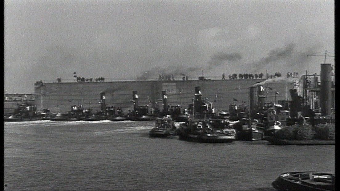 6 november 1953, de laatste twee caissons worden geplaatst in de dijk bij Ouwerkerk