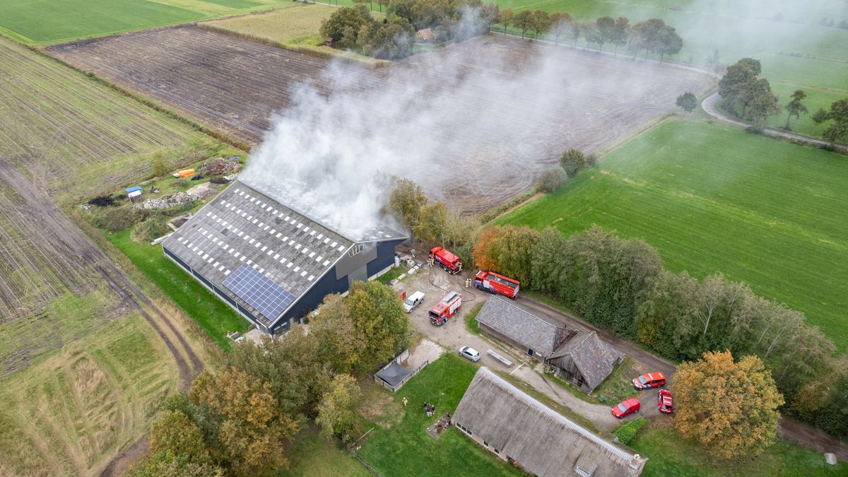 Forse rookontwikkeling bij brand in loods achter boerderij Nijensleek