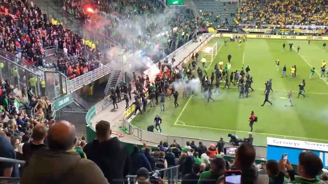 ADO-supporters gooien vuurwerk naar het uitvak