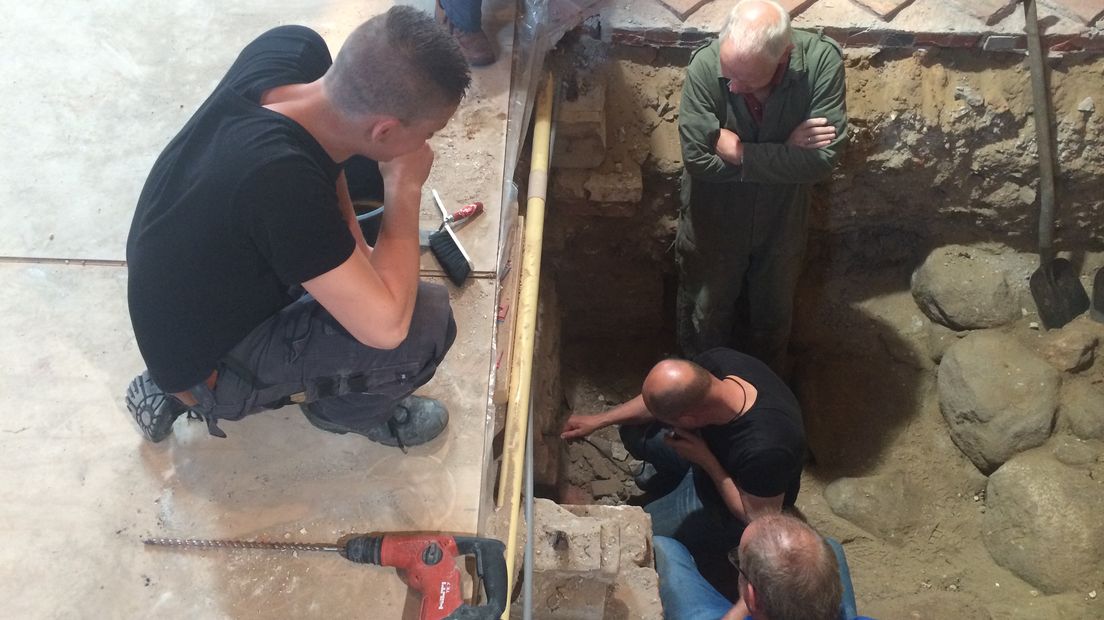 Archeoloog Koopstra kijkt met een endoscoop in de grafkamer (Rechten:  Serge Vinkenvleugel / RTV Drenthe)