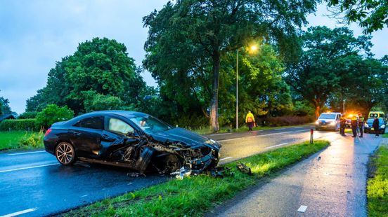Vrouw gewond na botsing tegen boom