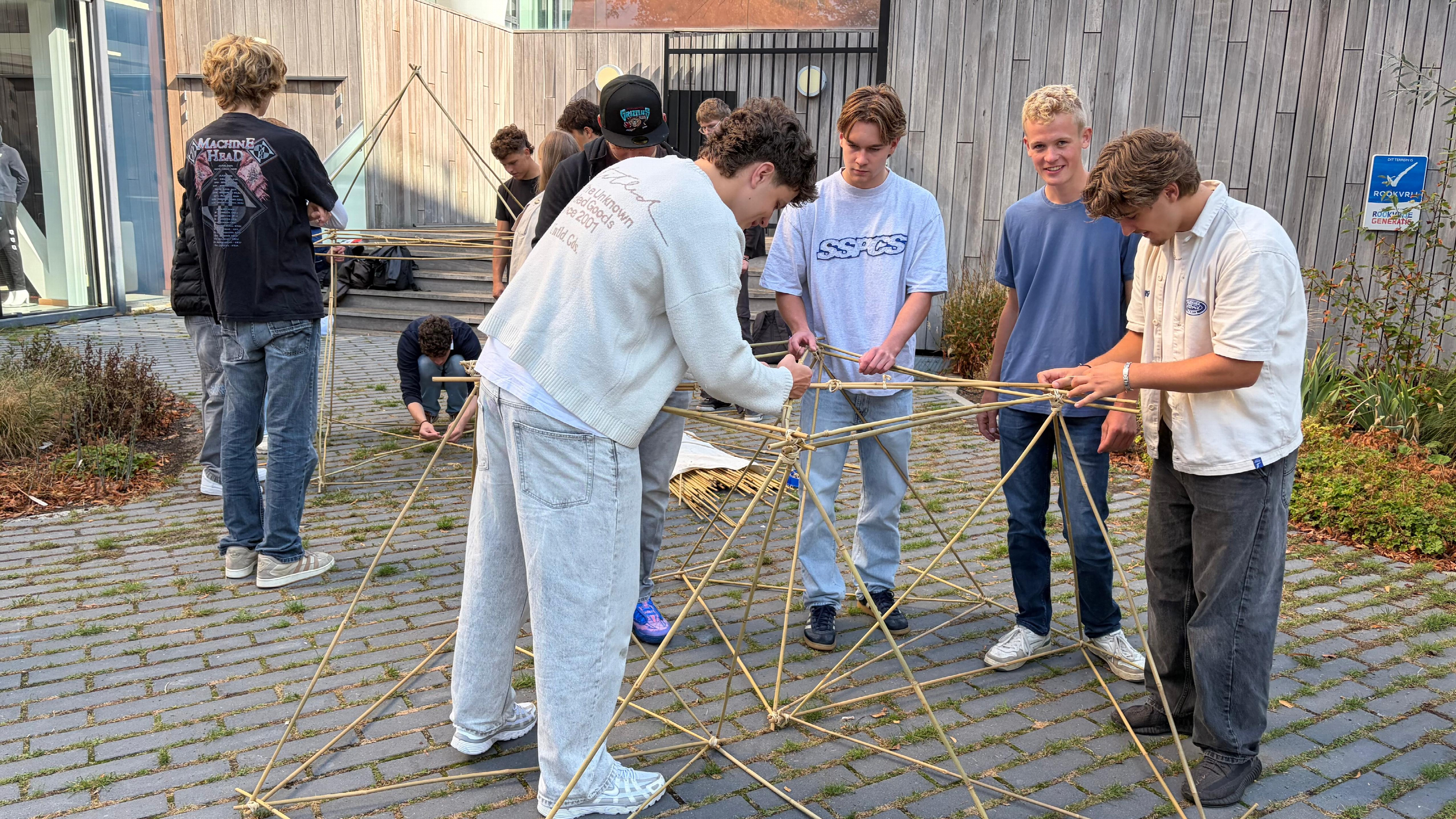 Beginnende bouwkundestudenten bouwen bamboebrug: 'Zo'n introductieweek is een beetje wennen'