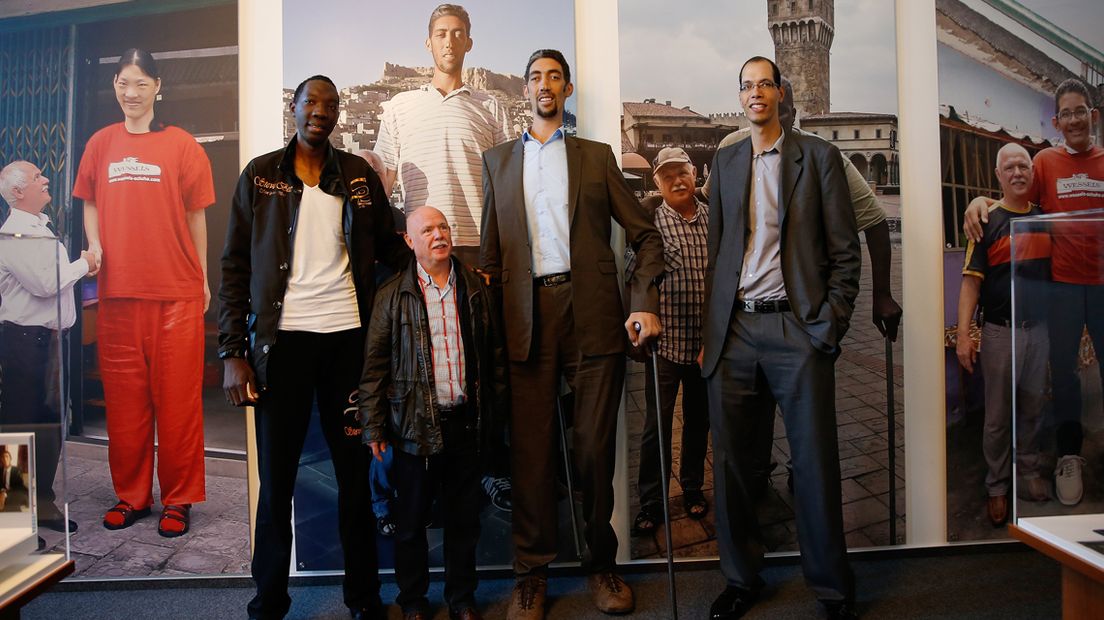 De langste mannen ter wereld. Abdramane Dembele (Ivoorkust), Sultan Kosen (Turkije) en Brahim Takioullah (Marokko) bij schoenmaker Georg Wessels