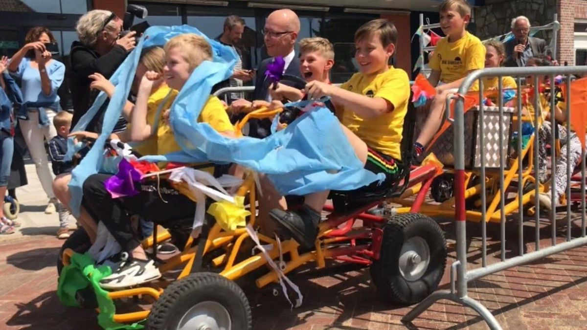 Rilland houdt van kabaal: trommelende kinderen openen vernieuwde hoofdweg