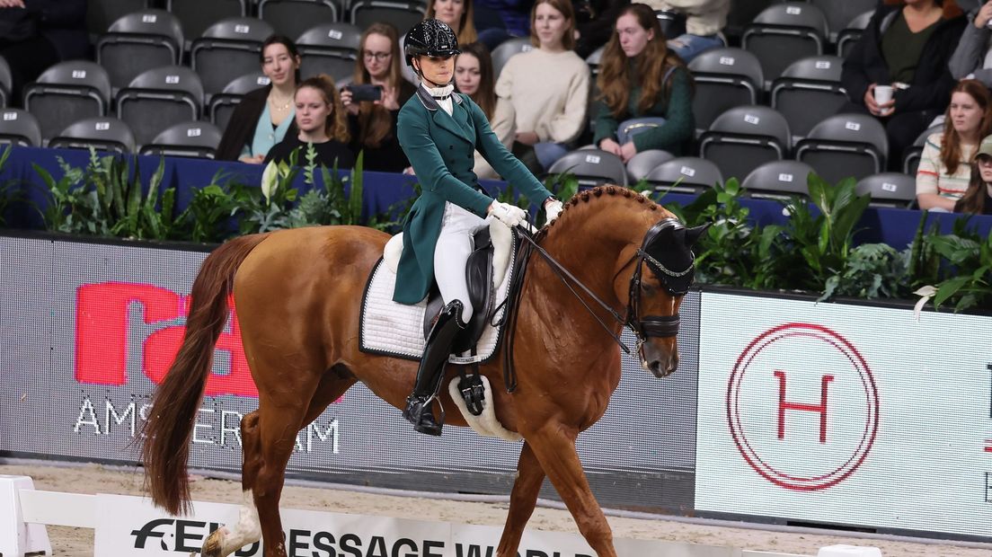 Dinja van Liere wint de Kür op muziek bij Jumping Amsterdam