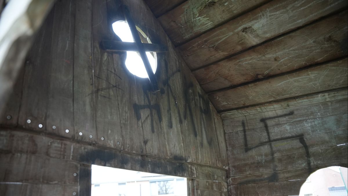 Speelhuisje in Bunschoten beklad met hakenkruizen en antisemitische leuzen
