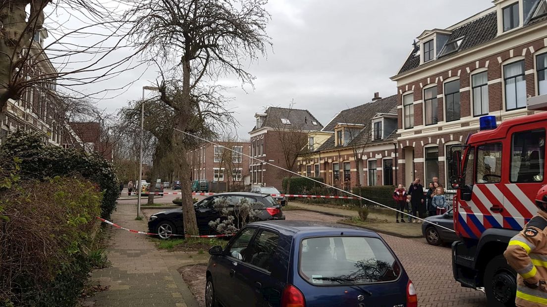 Dankzij de brandweer bleef een BMW aan de Sint Jurriënstraat in Deventer heel