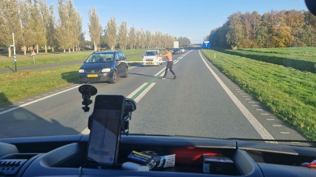 De asielzoeker vernielde meerdere auto's op de N366 met een slagboom