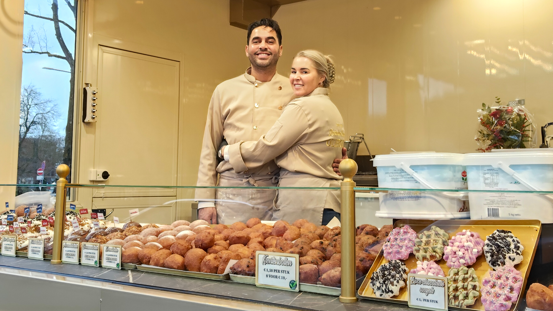 Mo en Daisy zijn trots op hun nieuwe, op maat gemaakte oliebollenkraam achter Rotterdam Centraal