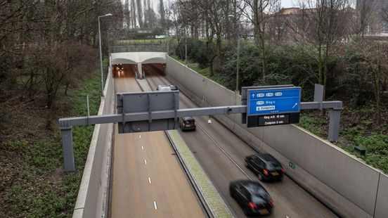 Busje gekanteld op A16, Maastunnel richting noord afgesloten. Busje gekanteld op A16, Maastunnel richting noord afgesloten.