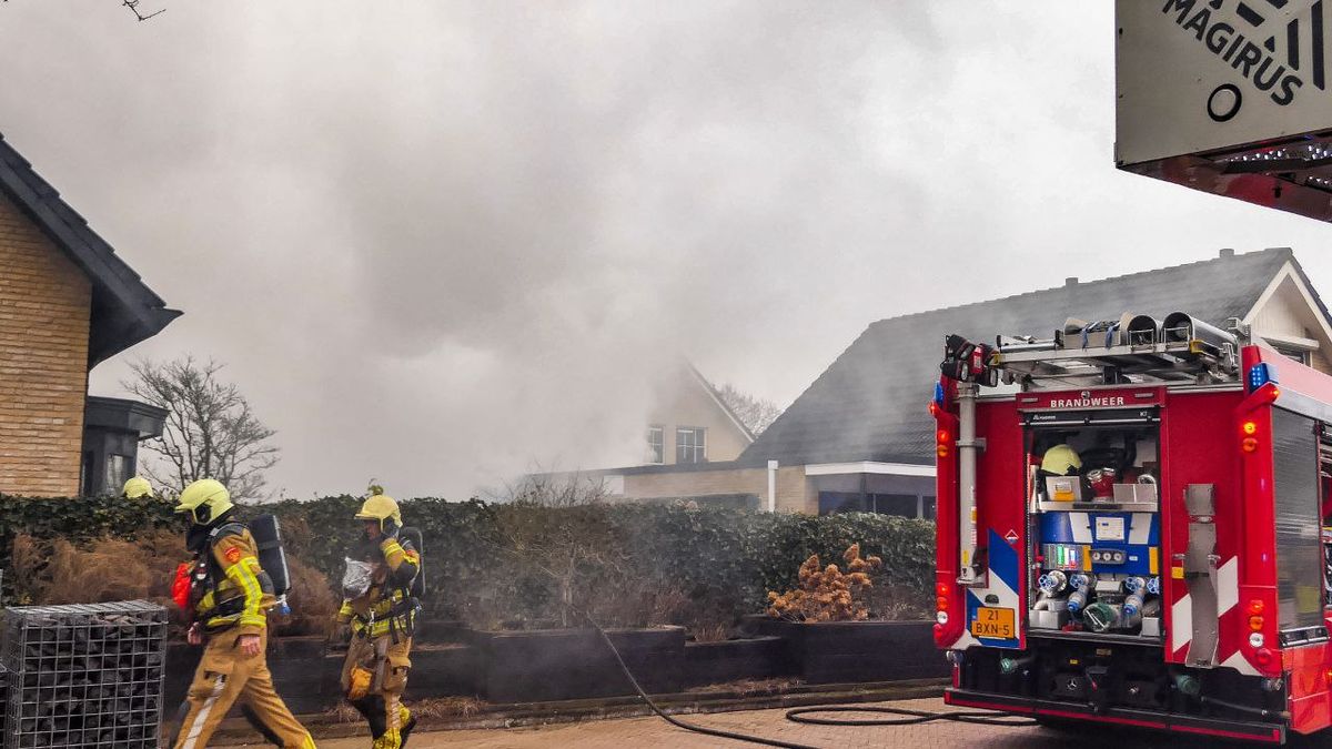 112 Nieuws: Brand bij woning in Enschede | Auto te water bij Grafhorst