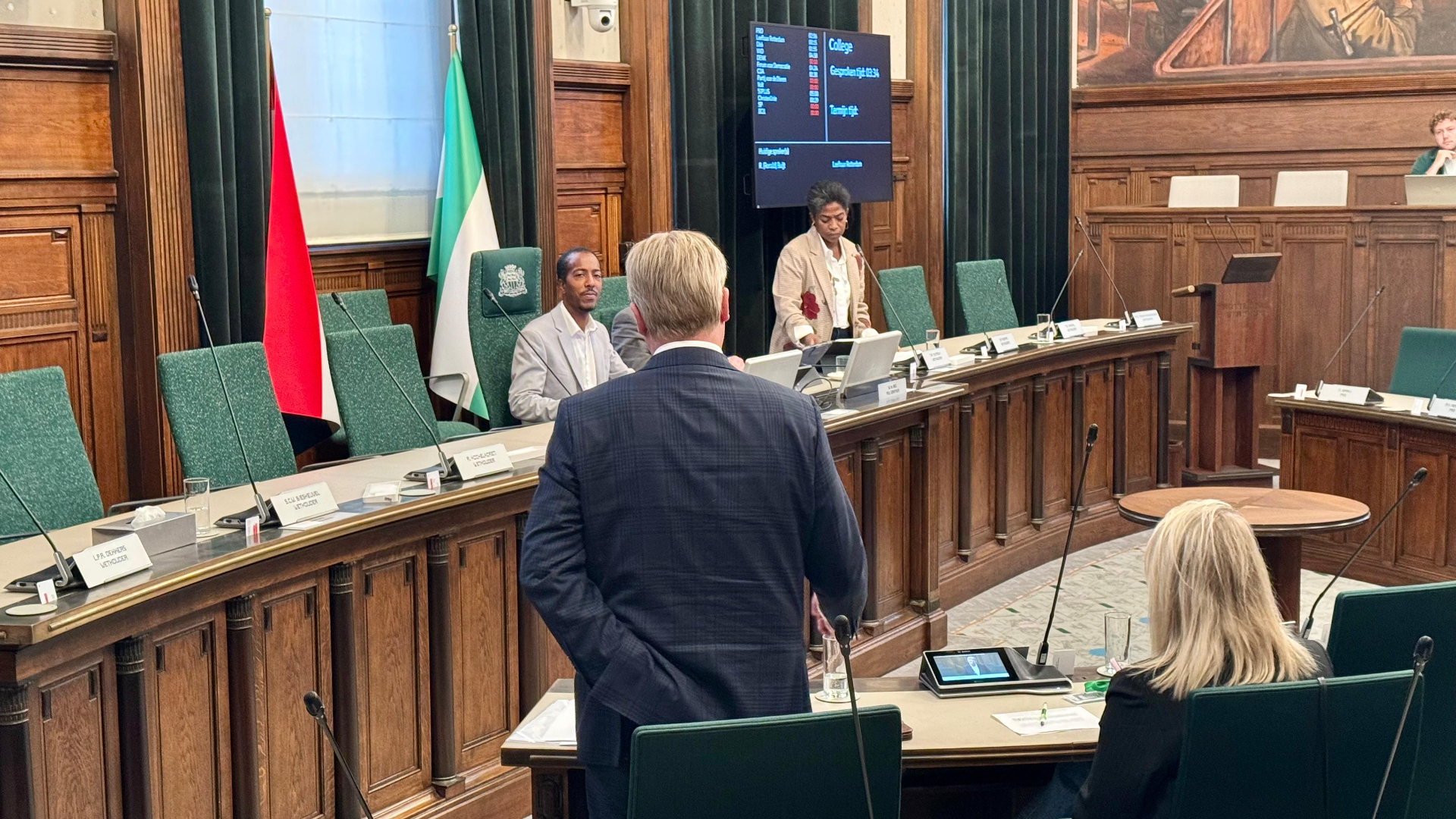 Ronald Buijt (Leefbaar Rotterdam) in debat met wethouder Joan Nunnely (D66, staand)
