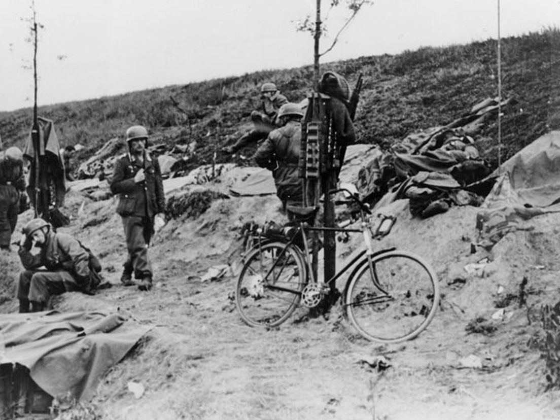 Duitse soldaten aan de Weeskinderendijk in Dordrecht