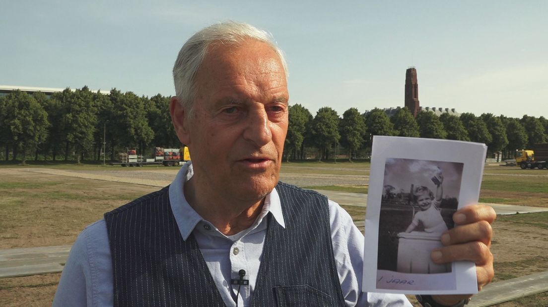 Ruub Petow laat babyfoto op Malieveld zien