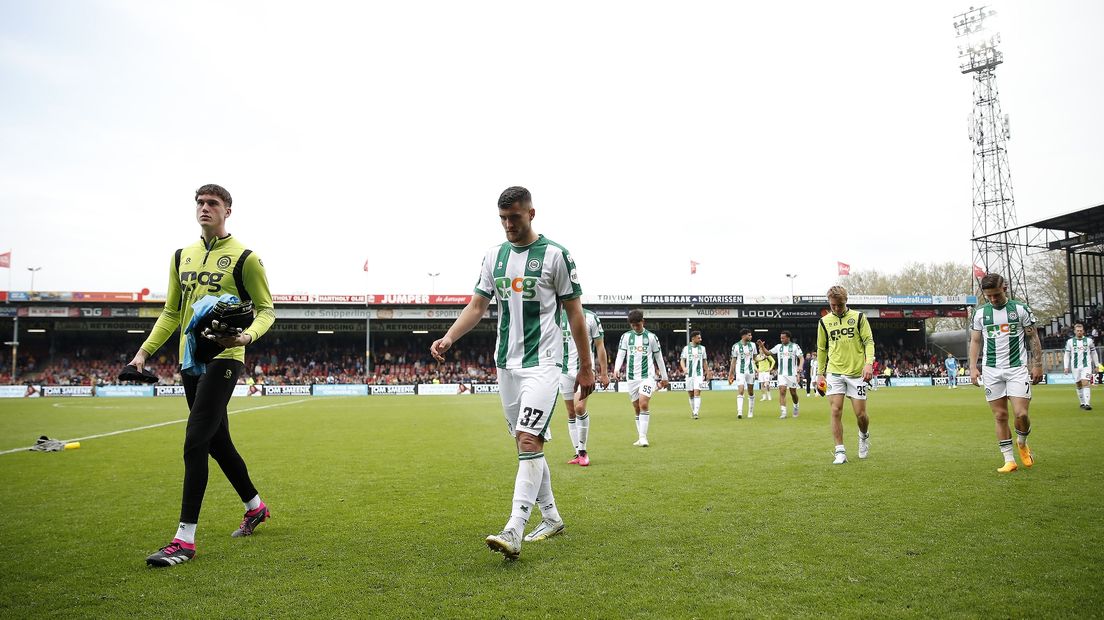 De spelers van FC Groningen druipen af als degradatie een feit is