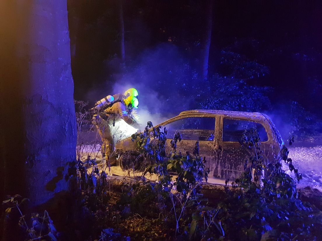 Auto brandt uit in Kralingse Bos (MediaTV)