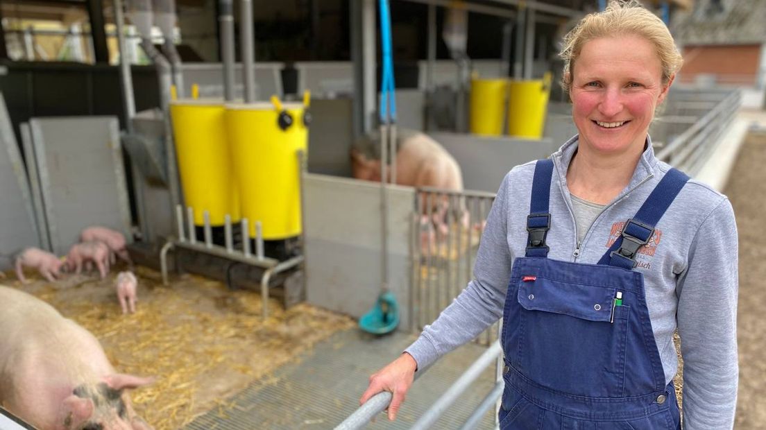 Nieske Neimeijer bij haar nieuwe open varkensstal
