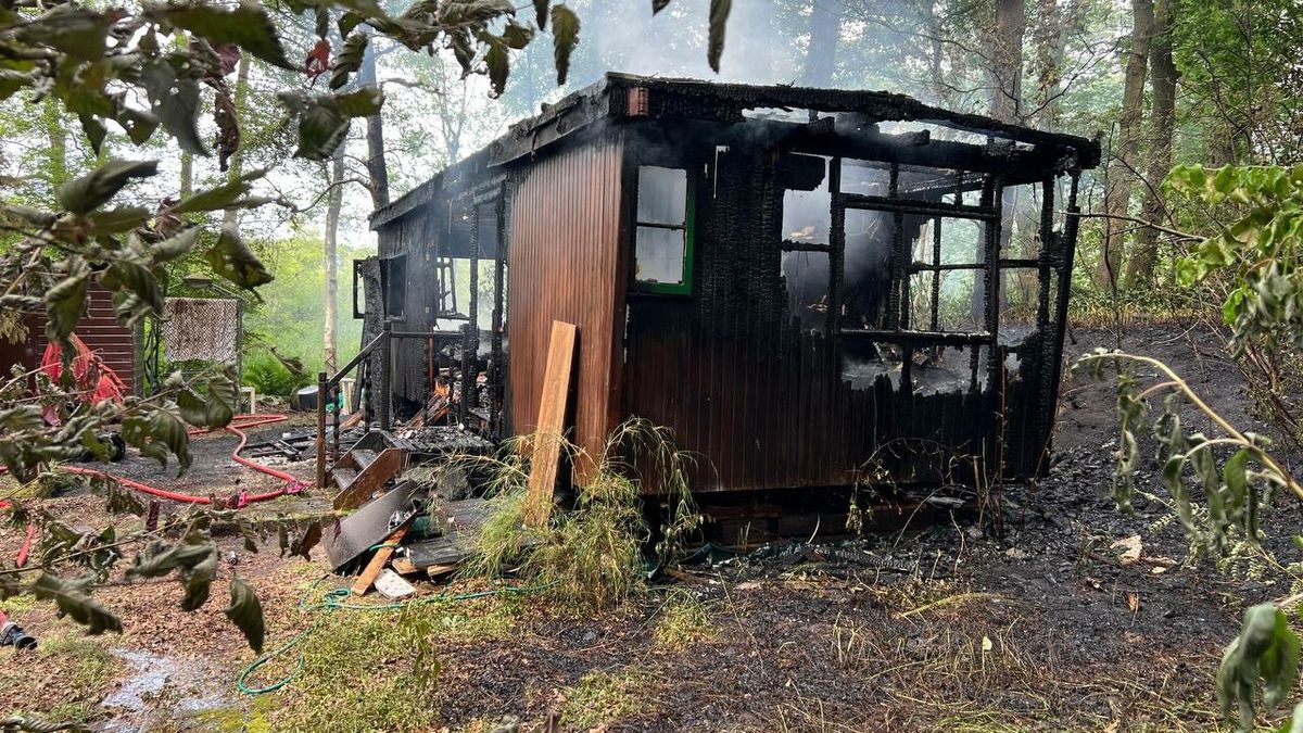 Brand verwoest chalet in Zuidlaren