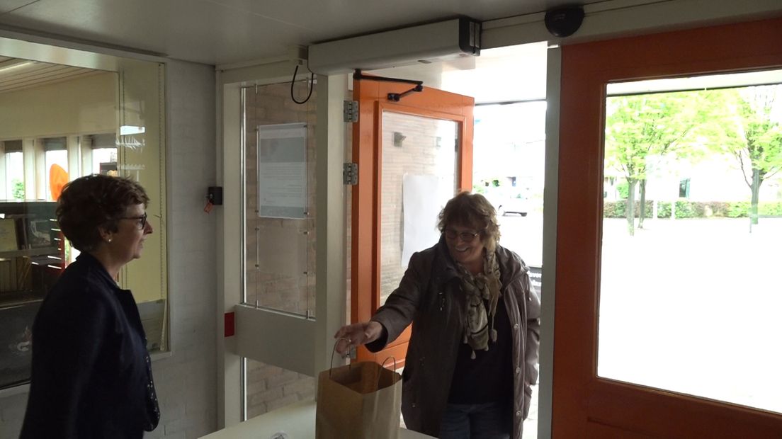 Bibliotheken mogen vanwege alle coronamaatregelen op dit moment geen bezoekers ontvangen. Om haar leden toch van boeken te blijven voorzien, bedacht de Bibliotheek Noord-Veluwe de zogenaamde 'afhaalbieb'. En met succes: wekelijks maken meer dan vijfhonderd mensen gebruik van de dienst.