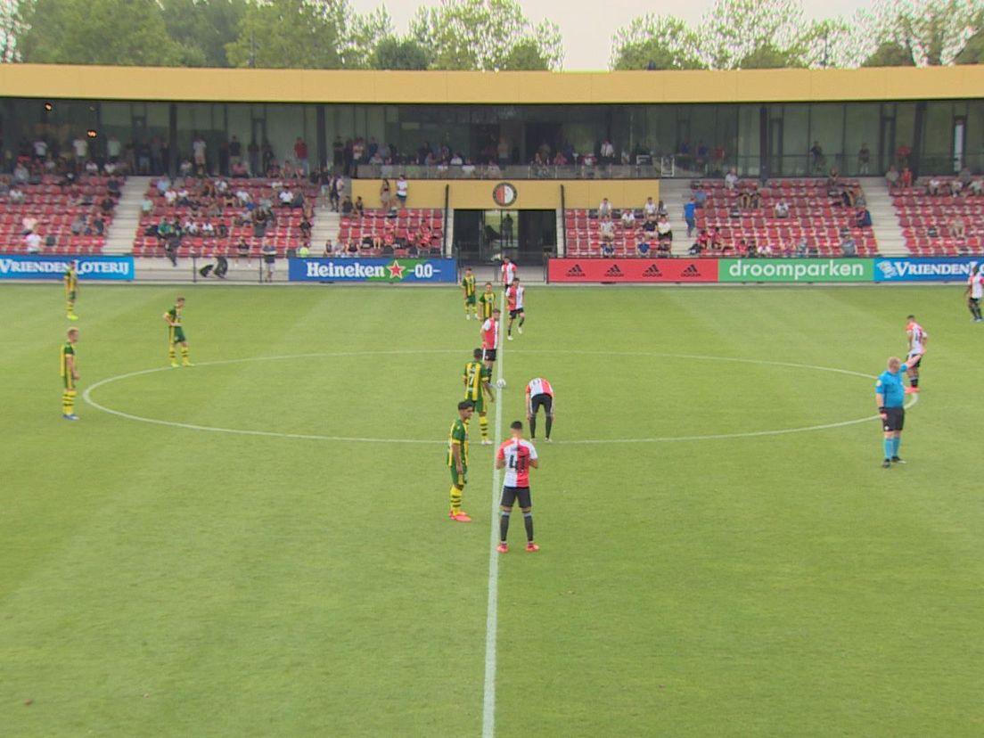 Feyenoord O21 en ADO Den Haag O21 voorafgaand aan de aftrap.