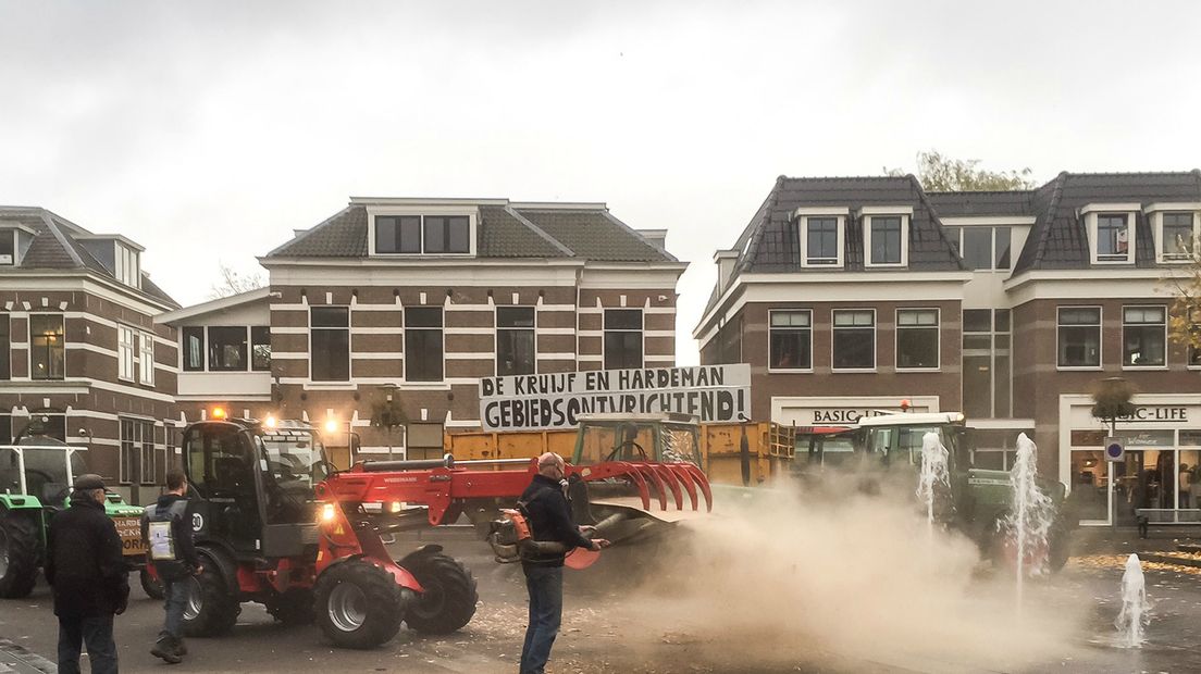 Boeren spoten maandagmiddag het Raadhuisplein in Barneveld onder met zaagsel. Zij deden dat uit protest tegen de komst van een biologisch kippenbedrijf. Met acht trekkers en een wagen met spandoek trokken de boeren de aandacht voor het gemeentehuis van Barneveld.