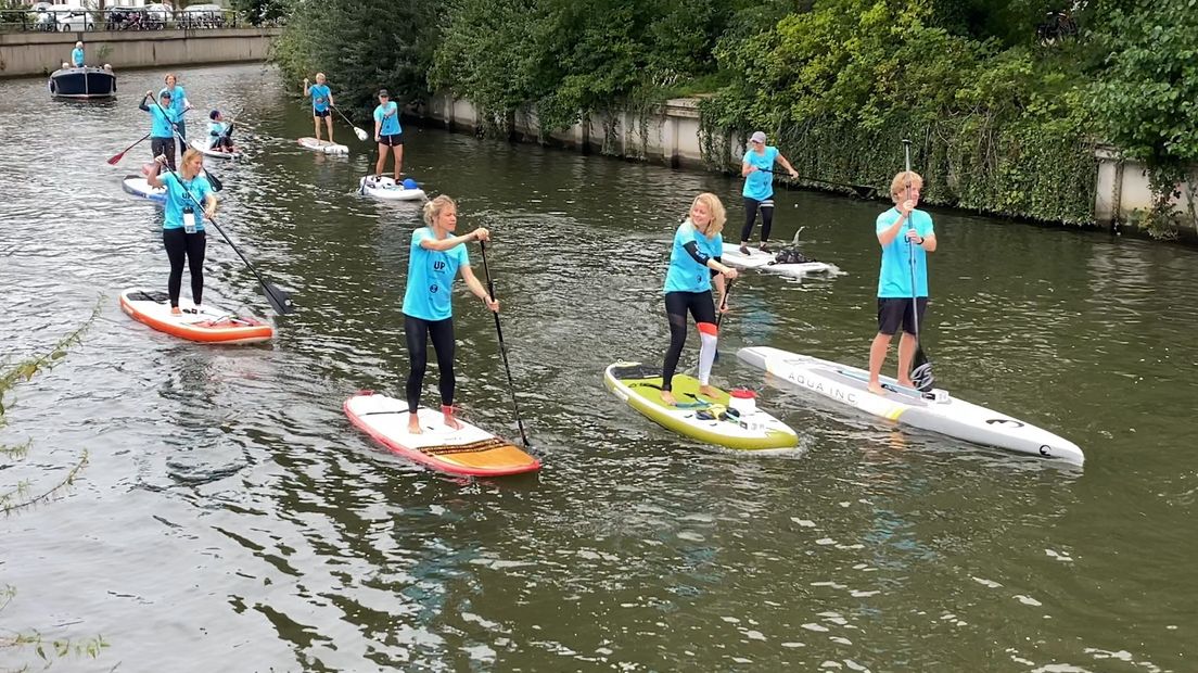 De deelnemers leggen 16 kilometer af op de SUP, een rondje door Utrecht met een start en finish in Oud Zuilen.