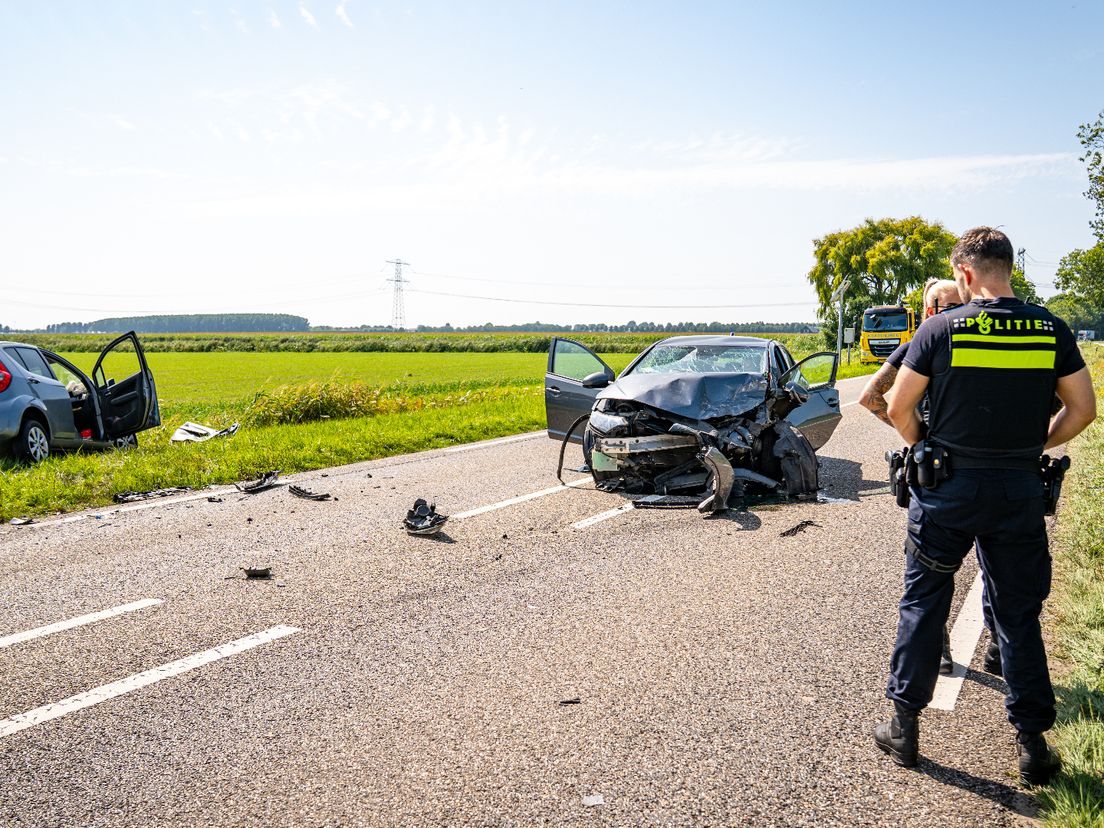Beide bestuurders zijn met botbreuken naar het ziekenhuis gebracht.