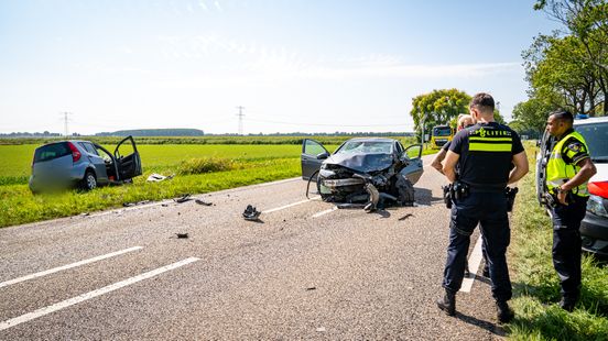 Man en vrouw met botbreuken naar ziekenhuis na aanrijding op N-weg. Man en vrouw met botbreuken naar ziekenhuis na aanrijding op N-weg.