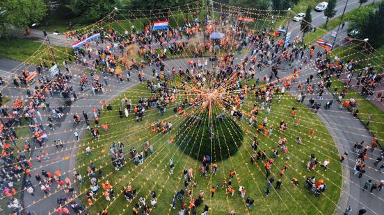 Versieringen ‘Oranjerotonde’ kunnen van start na onzekerheid door azc-rellen: ‘Door het dolle heen’
