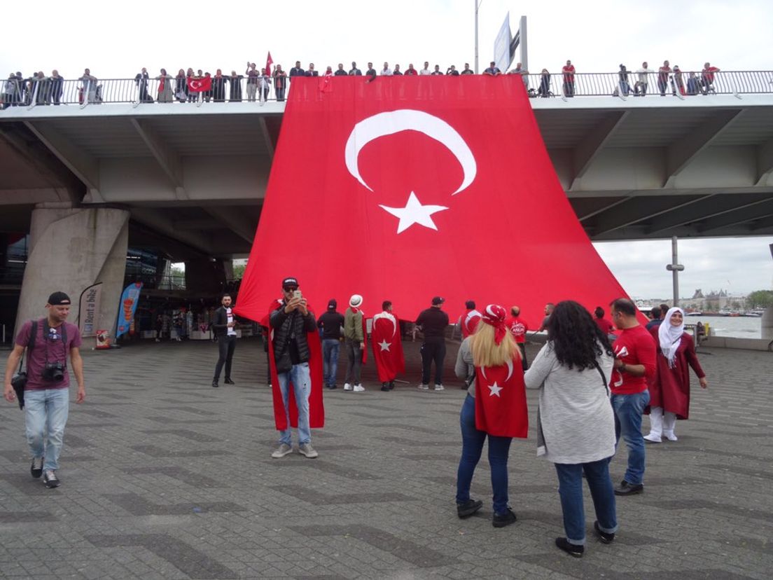 Turken rollen vlag uit onderaan Erasmusbrug
