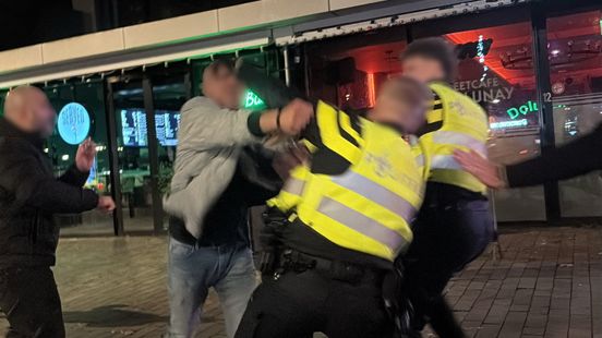Agenten aangevallen bij vechtpartij op Coolsingel, man na inzet taser aangehouden