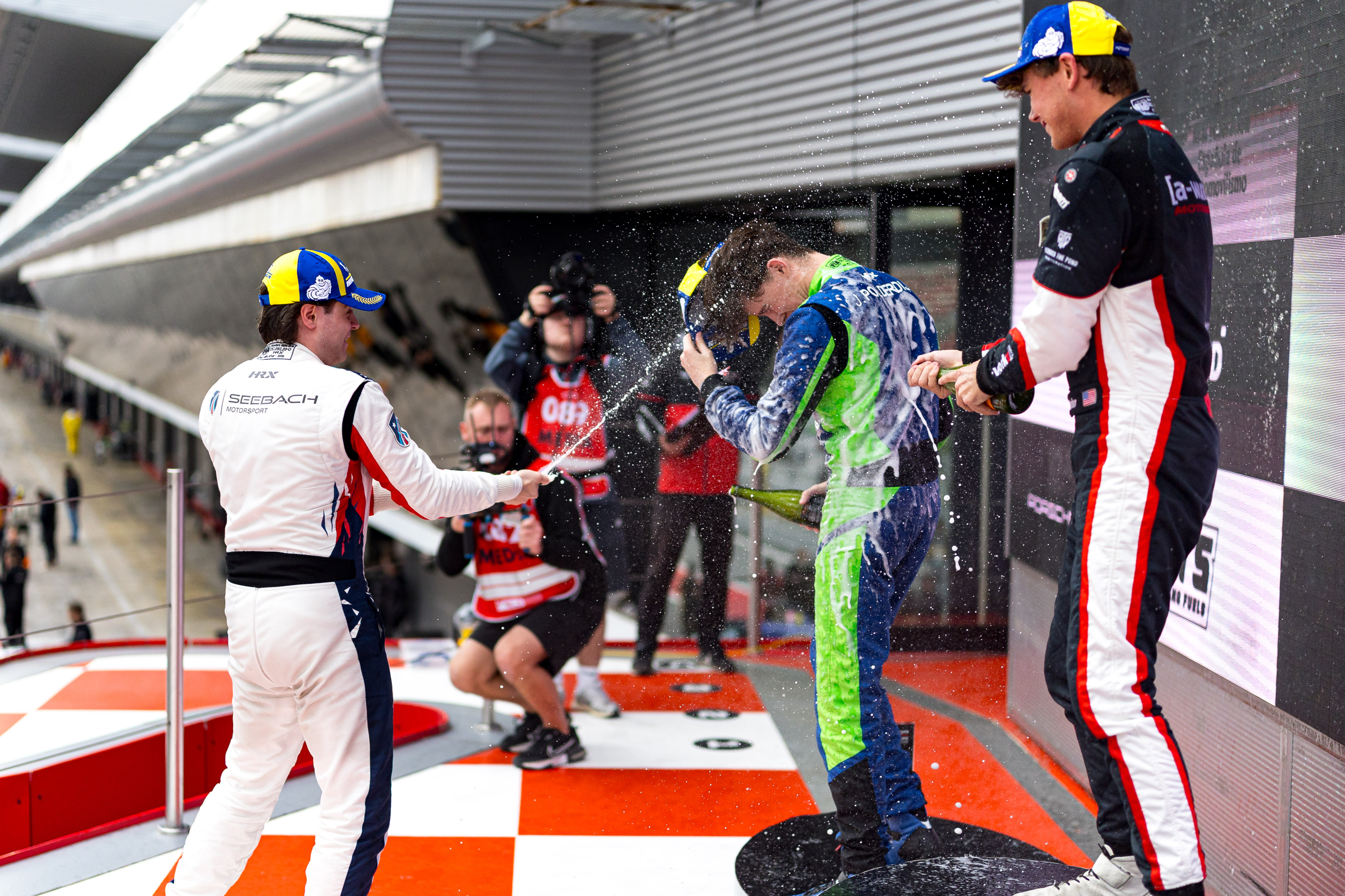 Jesse (17) heeft nog geen rijbewijs, maar racet al wel in een Porsche: 'Dan heb je 1.000 kilo onder je kont'