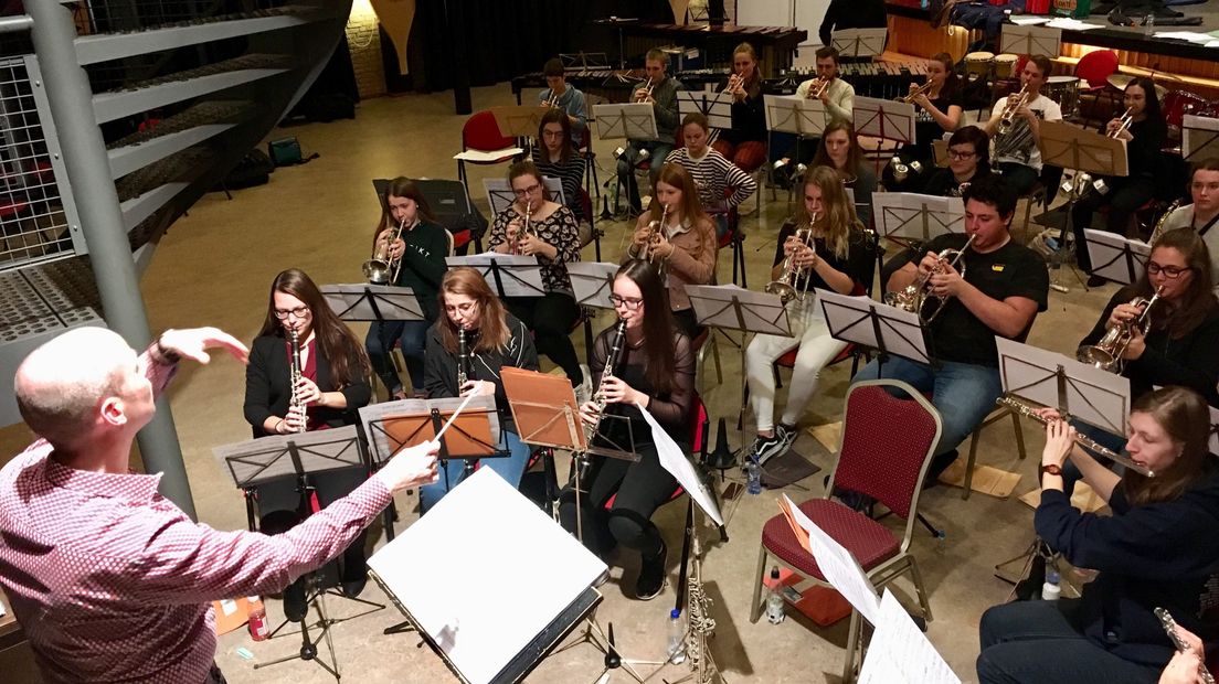 Zo'n veertig jongeren repeteren tijdens het Jeugdstudieweekend in een samengesteld blaasorkest voor het slotconcert dat vanmiddag plaatsvond in Domburg