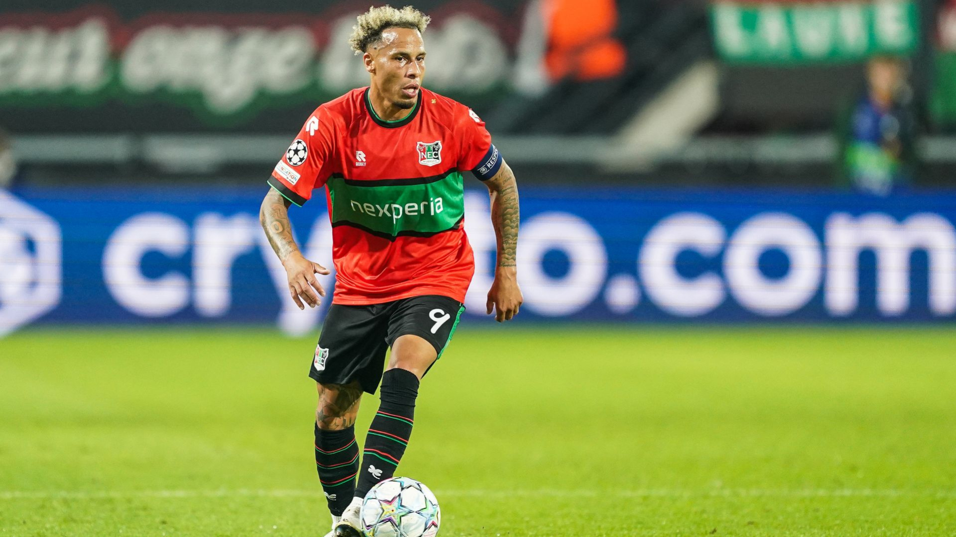 Tjaronn Chery aan de bal